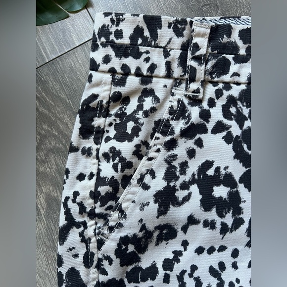 J. Crew 100% Cotton Black & White Animal Leopard Print Chino Shorts. Size 8 - Picture 2 of 10